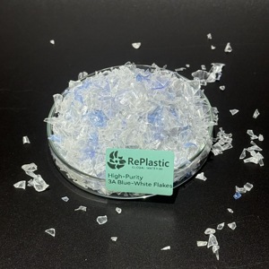 Fiocchi di PET Riciclato Blu e Bianchi per Film da Imballaggio e Produzione di Articoli in Plastica, Compostione Polimerica, Granulazione Plastica - Product Image 2