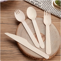 Ecologisch verantwoorde restaurant bestek van biologisch afbreekbaar materiaal, met aangepast logo, wegwerpbestek, houten lepels, houten mes, vork, lepel met zakje.