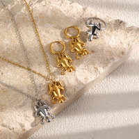 Ensemble de bijoux tendance européen et américain : bague, collier et boucles d'oreilles en acier inoxydable plaqué or 18 carats, motif grenouille