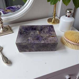 Boîte à bijoux en cristal d'améthyste faite à la main avec couvercle, boîte à souvenirs en pierre de quartz violet, boîte à bijoux de luxe en pierre pour bagues et bijoux - Product Image 1