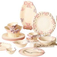 Service de vaisselle pour la maison en céramique sous glaçure mate, motif nœud papillon en relief et dessiné à la main, ton rose délicat et charmant