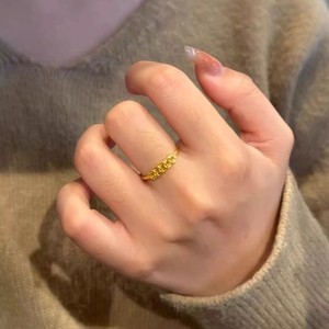 Anillo <span class=keywords><strong>de</strong></span> latón con diseño <span class=keywords><strong>de</strong></span> moneda para mujer, <span class=keywords><strong>el</strong></span> mismo estilo popular en Xiaohongshu (<span class=keywords><strong>Libro</strong></span> Rojo Pequeño), es un nuevo diseño 2025 con <span class=keywords><strong>cinco</strong></span> elementos. - Product Image 3