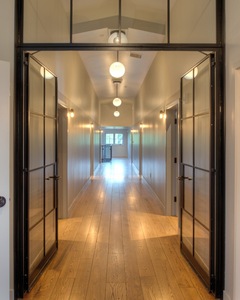 Puertas Batientes Residenciales de Acero con Rotura de Puente Térmico, Marco Delgado y Cierre Multipunto Silencioso con Vidrio Decorativo para Entradas de Casas Modernas - Product Image 5