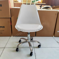Chaise de bureau contemporaine pivotante et réglable avec siège en plastique, coussin en PU et roulettes