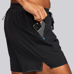 Pantalones cortos de compresión negros con efecto fruncido en glúteos para mujer y hombre, ideales para entrenamiento y running. - Product Image 3
