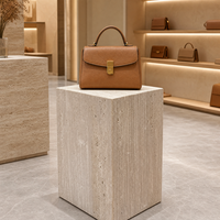 Socle en travertin naturel style galerie OEM, support de présentation en marbre cannelé, table d'appoint de luxe en pierre pour la décoration intérieure de boutiques