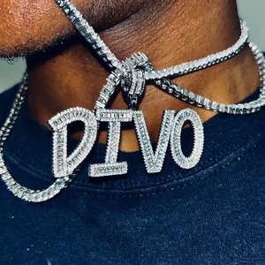 Colgante de moissanita de plata 925 personalizado de alta demanda, letra totalmente helada, diseño único de diamante ostentoso de Hip Hop con alta visibilidad - Product Image 1