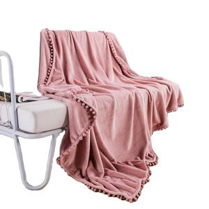 Lit de couverture de pompons de tapisserie d'ameublement douce à un pli de flanelle solide pliable pour toutes les saisons - Product Image 1