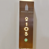 Vente en gros Led électrique intérieur en acier inoxydable lettres fluorescentes surélevées et acrylique éclairage maison numéros plaques