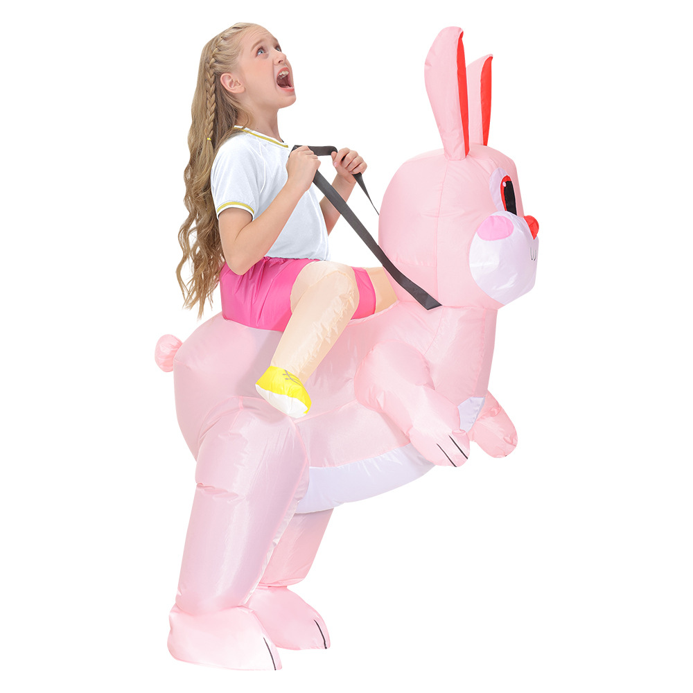Chevauchant un lapin, petit enfant