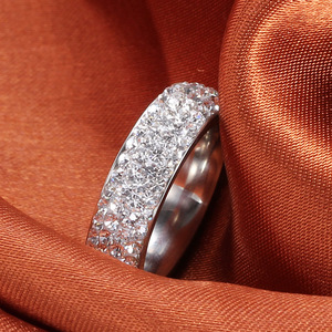 Bague pour femme en acier inoxydable 6 mm, style diamant avec cinq rangs de pavés, cadeau de bijoux - Product Image 3