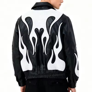 YUCHEN Chaquetas de Cuero PU para Hombre con Cremallera y Bordado de Chenilla, Estilo Urbano Corto Personalizado OEM en Color Rojo - Product Image 4