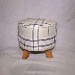 Tabouret rond en bois recouvert de tissu à carreaux, chaise pour enfants de conception scandinave à trois pieds et rembourrée en mousse, 30x30x30cm - Product Image 1