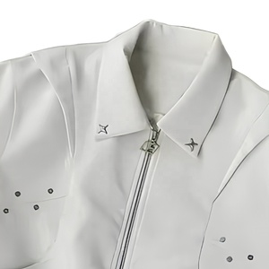 Blouson Bomber en Cuir Blanc Clouté avec Logo Personnalisé pour Homme – Coupe Oversize, Fermeture Éclair, Style Streetwear - Product Image 4