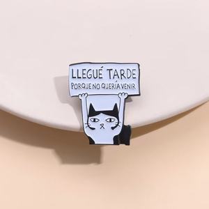 Llegó tarde porque no quería venir "Broche de gato con letra en español-Pin de solapa elegante para ropa y accesorios - Product Image 1