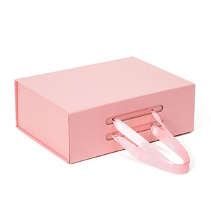 Modern Tasarım Özel Logo Sert Karton Sünger Kaplı Mıknatıslı Kapatmalı Saplı ve Lüks Kurdeleli Hediye Kutusu - Product Image 1