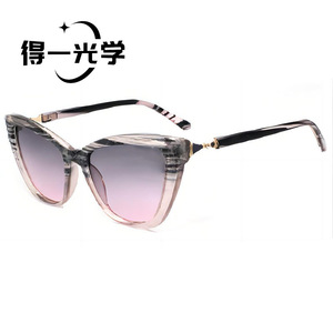 แว่นกันแดดทรงแคทอาย De Yi Optics สำหรับผู้หญิง กรอบสีดำ เลนส์ PC ป้องกันรังสียูวี 400 - Product Image 4