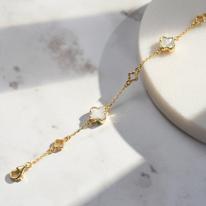 กำไลข้อมือเปลือกหอยมุกเงินแท้ 925 ชุบทอง 14K ดีไซน์ทันสมัยสำหรับผู้หญิง พร้อมจี้รูปใบโคลเวอร์สี่แฉกนำโชค - Product Image 4