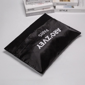 Bolsa <span class=keywords><strong>de</strong></span> satén plegable <span class=keywords><strong>de</strong></span> lujo personalizada para maquillaje cosmético, bolsa <span class=keywords><strong>de</strong></span> satén para sobres, bolsas <span class=keywords><strong>de</strong></span> embalaje <span class=keywords><strong>de</strong></span> <span class=keywords><strong>ropa</strong></span> <span class=keywords><strong>de</strong></span> satén, bolsa para el polvo - Product Image 1