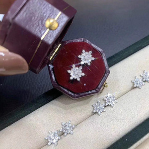 Orecchini a forma di fiocco di neve per donna, design floreale di nicchia, gioielli per le orecchie eleganti e minimalisti - Product Image 2