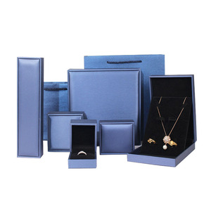 Großhandel Benutzerdefinierte Logo Weiße PU-Leder Kunststoff Verpackungsbox Wildleder Ring Halskette Armband Schmuckbox - Product Image 2