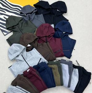 Nuova Collezione 2026: Tuta Sportiva Casual in Cotone <span class=keywords><strong>Tech</strong></span> Fleece con Logo Personalizzato, Set 2 Pezzi con Felpa <span class=keywords><strong>e</strong></span> <span class=keywords><strong>Pantaloni</strong></span> per Uomo, Abbigliamento Sportivo Antivento - Product Image 1