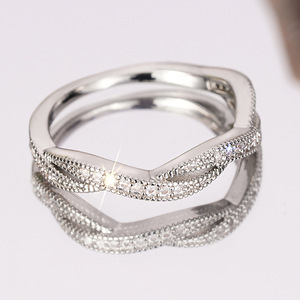 Anello Mobius Twist per Donne, Elegante Gioiello Minimalista da Matrimonio - Product Image 6