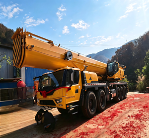 Grue sur camion de marque chinoise 90m, hauteur de levage 200 tonnes, équipée d'un moteur, d'une boîte de vitesses et d'un moteur électrique, moment de charge élevé XCA200G8-1 - Product Image 1