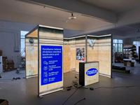 Stand de Exhibición Personalizado de 20x20 con Marco SEG de Doble Cara e Iluminación Trasera para Ferias Comerciales