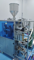 Machine d'emballage automatique de sachets en film plastique triangulaire de qualité alimentaire avec bec verseur pour le remplissage de fromage, crème et jus