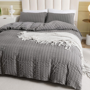 Suministro de comercio exterior transfronterizo: Juego de tres piezas de ropa de cama nórdica de fibra sintética con rayas y textura seersucker para el hogar. - Product Image 2