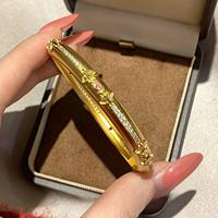 Bracelet de luxe haut de gamme pour femme, style vintage texturé, avec accent zircon et rubis brillants, idéal pour mariage ou banquet, cadeau parfait.