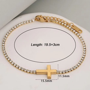 Bracelet chaîne tennis minimaliste en acier inoxydable hypoallergénique avec croix centrale en cristal pour femme, bijou de déclaration quotidien, cadeau - Product Image 2
