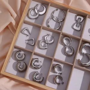 Boucles d'oreilles créoles épaisses géométriques minimalistes en acier inoxydable, étanches et inaltérables, pour femmes, vente en gros - Product Image 4