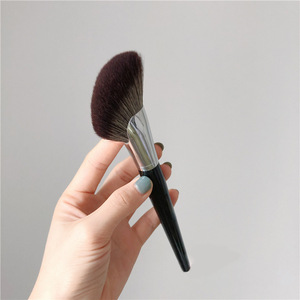 <span class=keywords><strong>Pinceau</strong></span> de maquillage professionnel personnalisé en gros à marque privée, poils en nylon, <span class=keywords><strong>pinceau</strong></span> à blush, highlighter et contour à lame unique en forme de faucille - Product Image 6