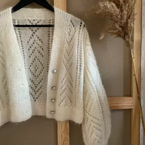 महीन चिकना ऊन कार्डिगन के साथ रेशम की-सफेद रंग खोखले बाहर Jacquard लघु कार्डिगन स्वेटर के साथ प्राकृतिक मोती बटन