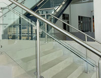 Balustrade en verre en alliage d'aluminium sur mesure avec poteaux carrés pour rampe d'escalier de maison résidentielle moderne