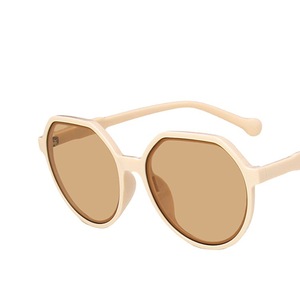 <span class=keywords><strong>Gafas</strong></span> de sol a la moda para <span class=keywords><strong>mujer</strong></span>, anteojos de sol femeninos con montura pequeña, color blanco té leche, <span class=keywords><strong>2022</strong></span> - Product Image 4