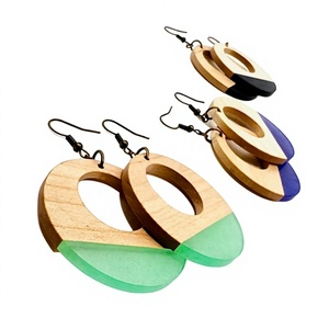 Boucles d'oreilles créoles classiques en résine et bois, motif cœur vert ovale géométrique, style bohème, designs uniques, bijoux mignons et tendance pour femme - Product Image 4