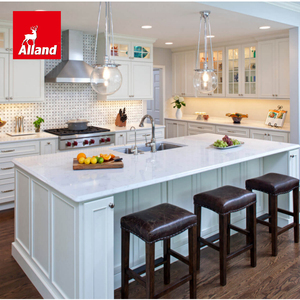 Armoires de cuisine sur mesure Alland de style moderne avec finition laquée mate, en MDF, avec îlot et porte en verre à cadre en bois - Product Image 2