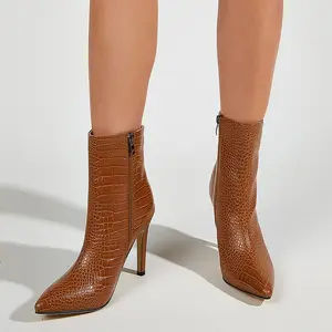Deleveng鞋子女人新设计品牌2020新款鳄鱼纹尖头脚趾拉链细高跟高跟踝靴棕色冬季