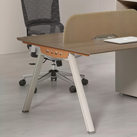 Bureau de travail moderne pour employés avec écran de séparation et étagères de rangement ouvertes pour espace de travail de bureau