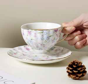 Ensemble de tasses à café pour le thé de l'après-midi, élégant et charmant, de style anglais, rétro et violet, tasses et soucoupes en céramique de luxe à bord doré - Product Image 1