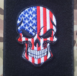 기계 수 놓은 해골 머리 세계 국기 패치 후크 루프 백킹이있는 응징자 사기 배지 - Product Image 3