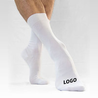 Chaussettes de sport personnalisées améliorant la prise en main, adaptées au football et à la course. Technique de broderie jacquard de haute qualité.