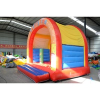 Structure gonflable commerciale en PVC avec arche, château sauteur, piliers gonflables et motifs colorés pour enfants, idéale pour les entreprises de location de matériel de fête
