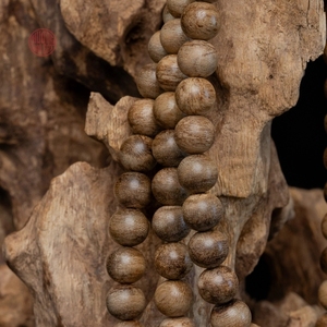 Collier de prière bouddhiste artisanal en bois d'agar naturel, 108 perles de 8 mm, type Mala, en bois d'oud. - Product Image 5