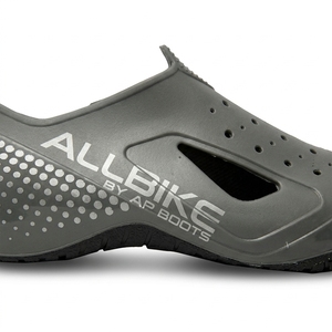 El calzado AP ALLBIKE presenta una construcción duradera de PVC, una elegante entresuela gris y una suela exterior negra, que combinan comodidad y estilo. - Product Image 2