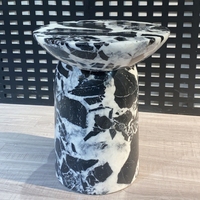 Table d'appoint personnalisée en marbre noir et blanc, polie à la main, en pierre naturelle, pour projets hôteliers de luxe, piédestal minimaliste