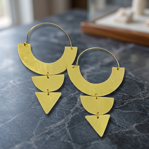 Boucles d'oreilles créoles unisexes faites à la main en laiton plaqué or, style bohème vintage ethnique, avec accents géométriques, perles et diamants, inspirées du Rajasthan - Product Image 3